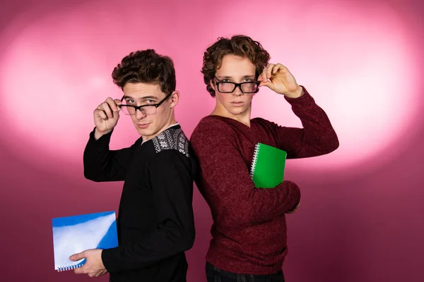 Due Ragazzi Giovani Attraenti Amicizia Relazioni — Foto Stock