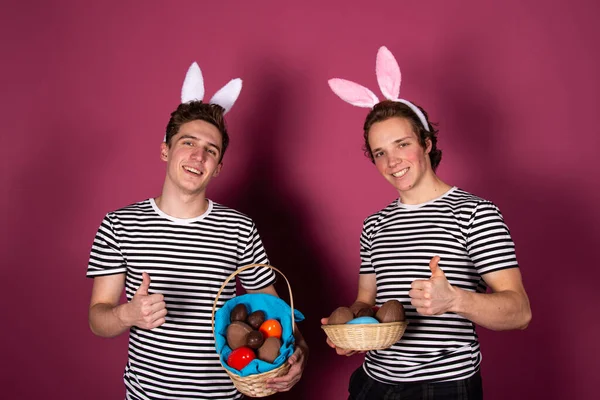 Dwóch Młodych Atrakcyjnych Facetów Wielkanoc Kostium Królika — Zdjęcie stockowe