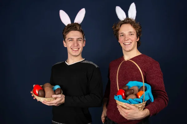 Два Молодых Привлекательных Парня Пасхальный Костюм Костюм Кролика — стоковое фото