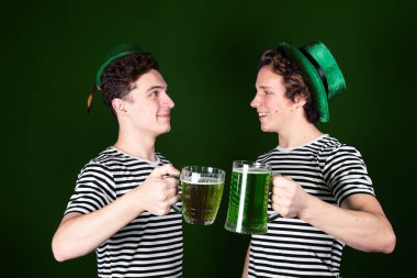 İki çekici genç adam. Aziz Patrick Günü..