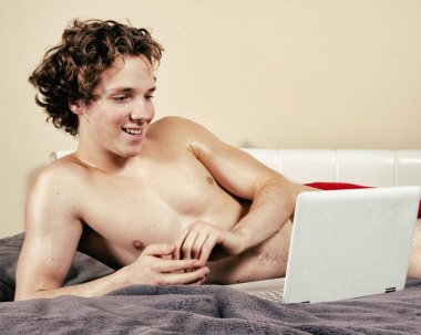 İyi sabahlar. Çekici adam evde yatağında dinleniyor..