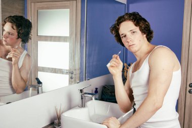 Banyodaki yakışıklı genç adam. Sabah ve hijyen. sabah