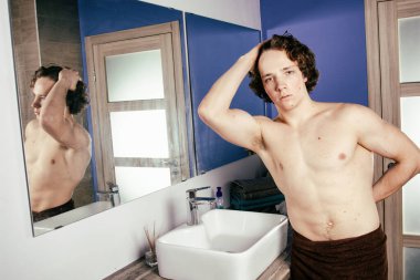 Banyodaki yakışıklı genç adam. Sabah ve hijyen. sabah