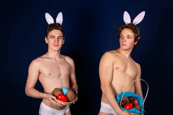 2人の若い魅力的な男 イースターとウサギの衣装 — ストック写真