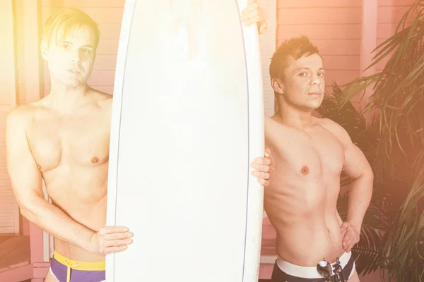 Vacanze Vacanze Mare Attraente Gay Famiglia Coppia Rilassante Spiaggia — Foto Stock