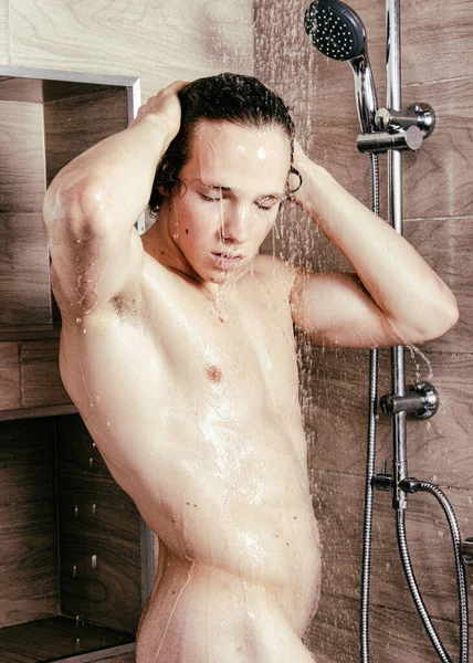 Młody Atrakcyjny Facet Myje Się Prysznic — Zdjęcie stockowe