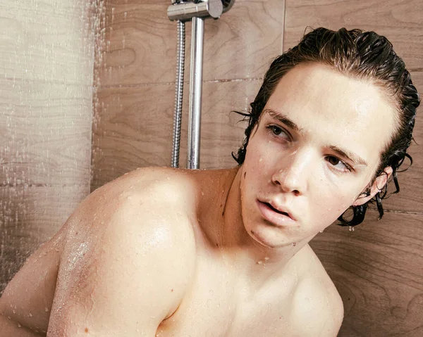 Mladý Atraktivní Chlap Umývá Sprše — Stock fotografie