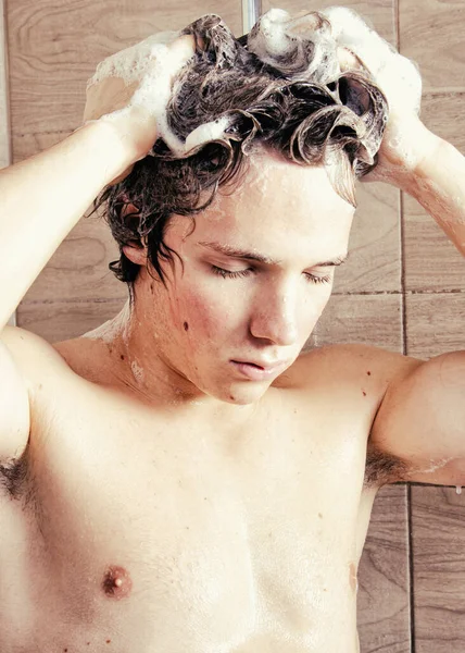 年轻迷人的小伙子在洗澡时洗澡 — 图库照片