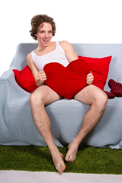 若い魅力的な男がソファの上で休んでいる — ストック写真