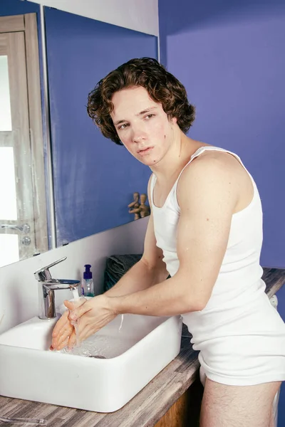 Красивый Молодой Человек Ванной Утро Гигиена Утро — стоковое фото