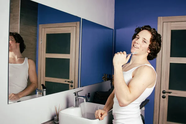 バスルームでハンサムな若い男 朝と衛生だ — ストック写真