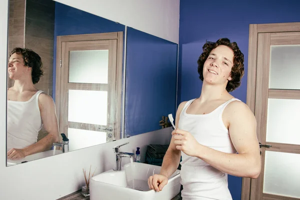 浴室里那个英俊的年轻人 早上和卫生 — 图库照片