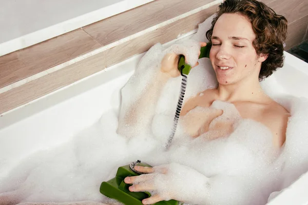 Junge Attraktive Kerl Ruht Einer Badewanne Mit Schaum — Stockfoto