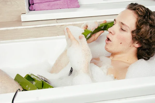 Joven Chico Atractivo Está Descansando Una Bañera Con Espuma —  Fotos de Stock