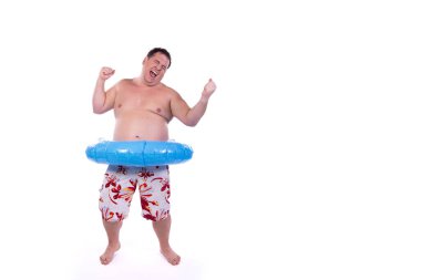 Komik şişman adam ve tatil. Şişme yüzüklü mutlu adam.. 