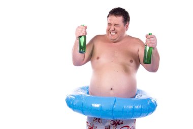 Komik şişman adam ve tatil. Şişme yüzüklü mutlu adam.. 