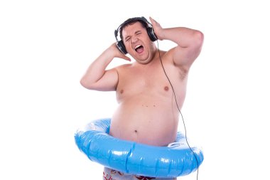 Komik şişman adam ve tatil. Şişme yüzüklü mutlu adam.. 