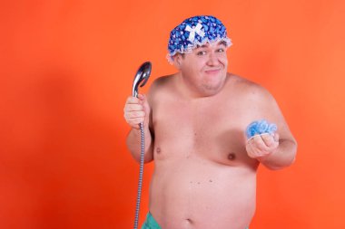 Komik şişman adam duşta yıkanıyor..