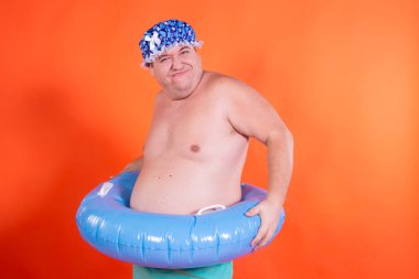 Komik şişman adam duşta yıkanıyor..