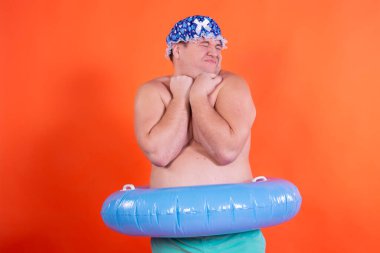 Komik şişman adam duşta yıkanıyor..