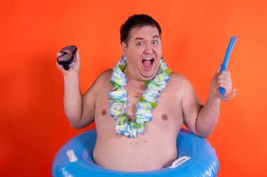 Komik şişman adam ve tatil. Şişme yüzüklü mutlu adam.. 