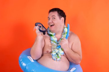 Komik şişman adam ve tatil. Şişme yüzüklü mutlu adam.. 