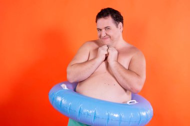 Komik şişman adam ve tatil. Şişme yüzüklü mutlu adam.. 