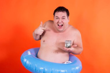 Komik şişman adam ve tatil. Şişme yüzüklü mutlu adam.. 