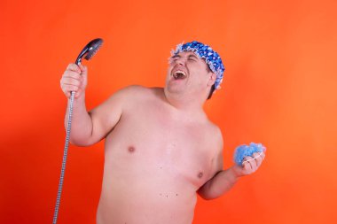 Komik şişman adam duşta yıkanıyor..