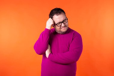 Renkli bir geçmişi olan yetişkin ve çekici bir adam. İş ve iş.