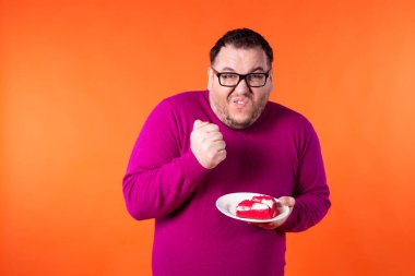 Gevşemiş, kalın kafalı, müzik dinlerken dans eden, kollarını hareket ettiren, zevk için gözlerini kapatan, kulaklarına kulaklık takan, eğlenen ve arzu duyan bir adam..