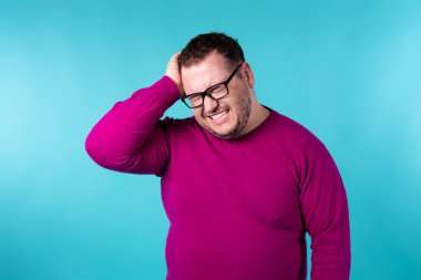 Renkli bir geçmişi olan yetişkin ve çekici bir adam. İş ve iş.