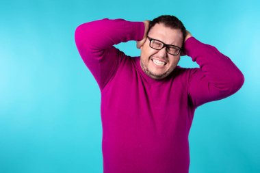 Renkli bir geçmişi olan yetişkin ve çekici bir adam. İş ve iş.