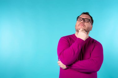 Renkli bir geçmişi olan yetişkin ve çekici bir adam. İş ve iş.