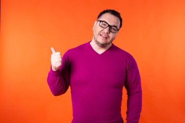 Renkli bir geçmişi olan yetişkin ve çekici bir adam. İş ve iş.