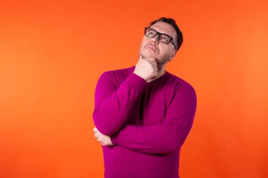 Renkli bir geçmişi olan yetişkin çekici bir adam.. 