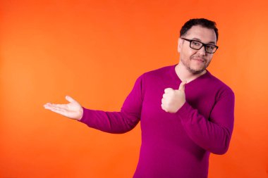 Renkli bir geçmişi olan yetişkin ve çekici bir adam. İş ve iş.