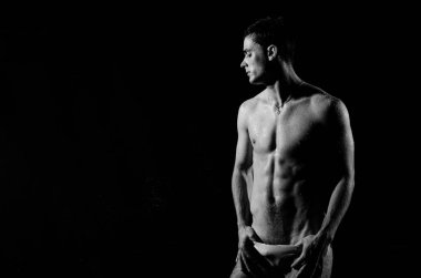 Duşun altında sırılsıklam genç yakışıklı bir adam..