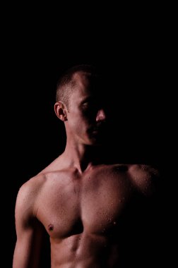 Duşun altında sırılsıklam genç yakışıklı bir adam..