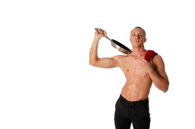 Seksi üstsüz genç şef ya da garson pozu, çıplak vücuduna siyah önlük giymiş, beyaz arka planda soyutlanmış..