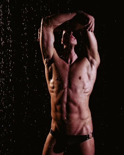 シャワーの下にハンサムな若い男が濡れ滴下 — ストック写真