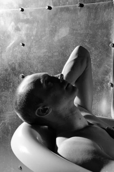 Fešák Mladý Muž Pod Sprchou Kapající Mokrý — Stock fotografie