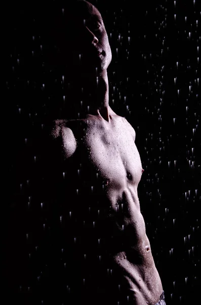 샤워실에서 떨어지는 손재주있는 젊은이 — 스톡 사진