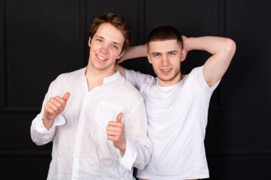 Genç ve çekici bir çift. Stüdyoda iki yakışıklı var..