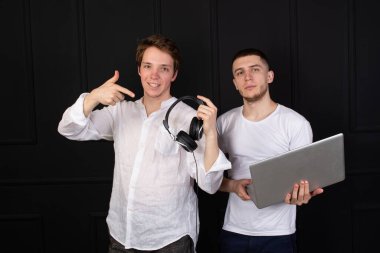 Ders çalış ve keyfine bak. İki çekici öğrenci dinleniyor..