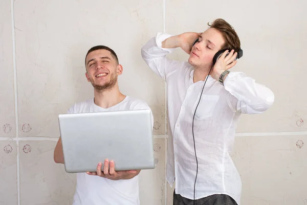 Étude Bonne Humeur Deux Étudiants Séduisants Reposent — Photo