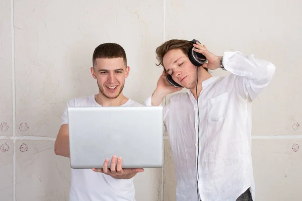 Étude Bonne Humeur Deux Étudiants Séduisants Reposent — Photo