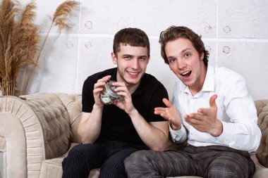 Genç mutlu eşcinsel çift evde dinleniyor ve haberleri seyrediyor..