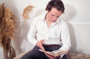 Yakışıklı adam evdeki kanepede dinleniyor..