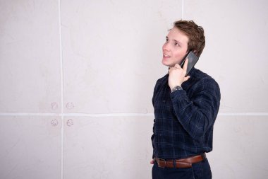 Bilgisayarı ve telefonu olan mutlu genç bir öğrenci..